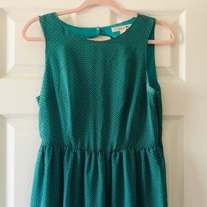 Sleeveless dress with keyhole back